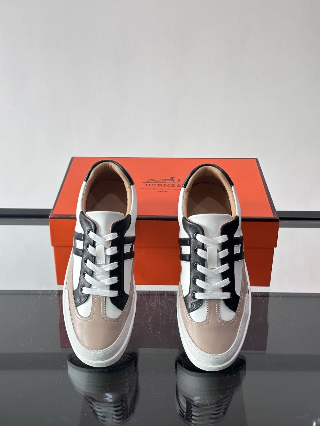 爱马仕H Formel运动鞋，灵感源自网球鞋，皮革鞋面+拼色“H”标志，简约又有辨识度。橡胶鞋底抓地力强