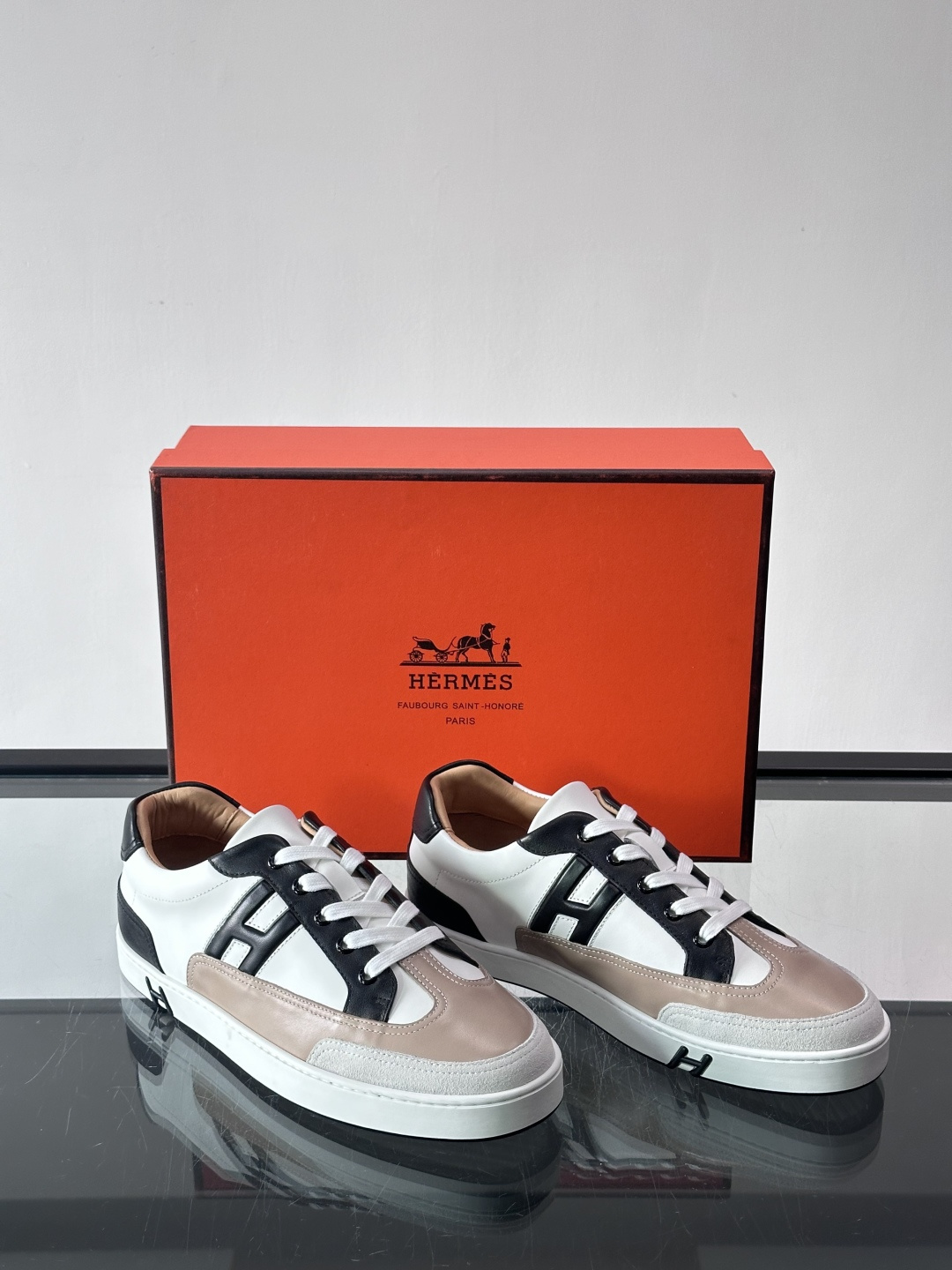 爱马仕H Formel运动鞋，灵感源自网球鞋，皮革鞋面+拼色“H”标志，简约又有辨识度。橡胶鞋底抓地力强