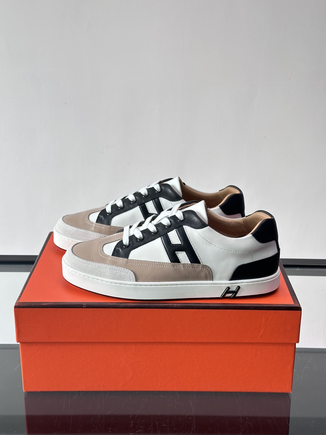 爱马仕H Formel运动鞋，灵感源自网球鞋，皮革鞋面+拼色“H”标志，简约又有辨识度。橡胶鞋底抓地力强