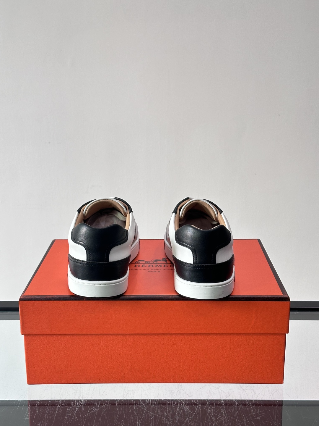 爱马仕H Formel运动鞋，灵感源自网球鞋，皮革鞋面+拼色“H”标志，简约又有辨识度。橡胶鞋底抓地力强