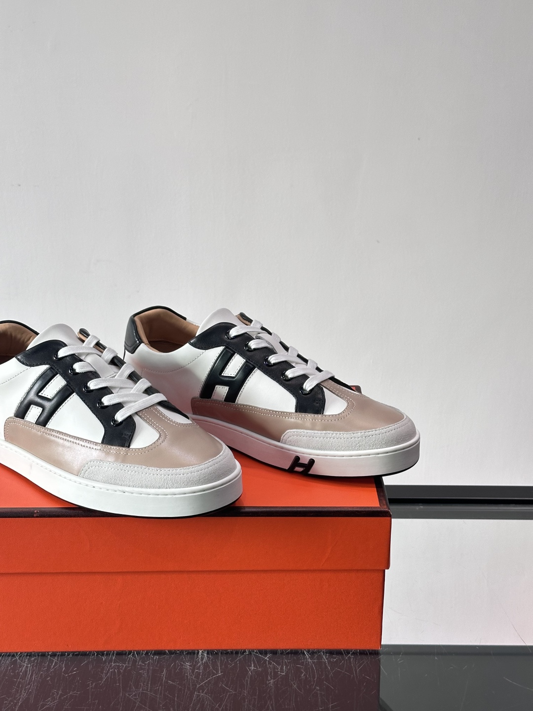 爱马仕H Formel运动鞋，灵感源自网球鞋，皮革鞋面+拼色“H”标志，简约又有辨识度。橡胶鞋底抓地力强