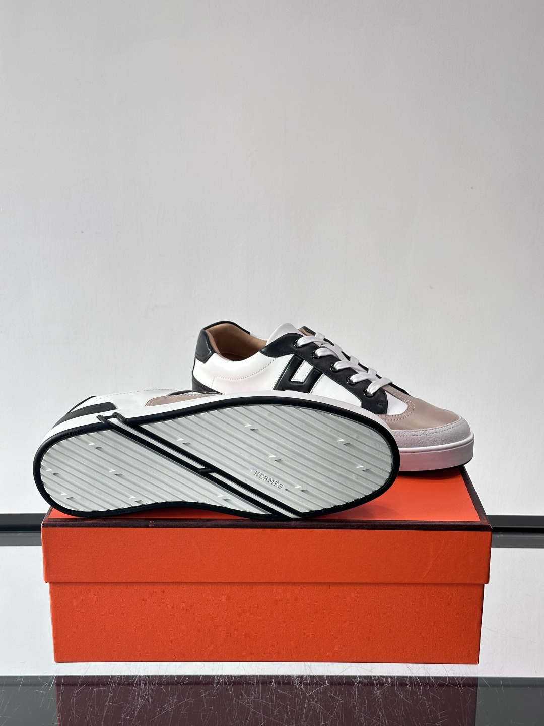 爱马仕H Formel运动鞋，灵感源自网球鞋，皮革鞋面+拼色“H”标志，简约又有辨识度。橡胶鞋底抓地力强