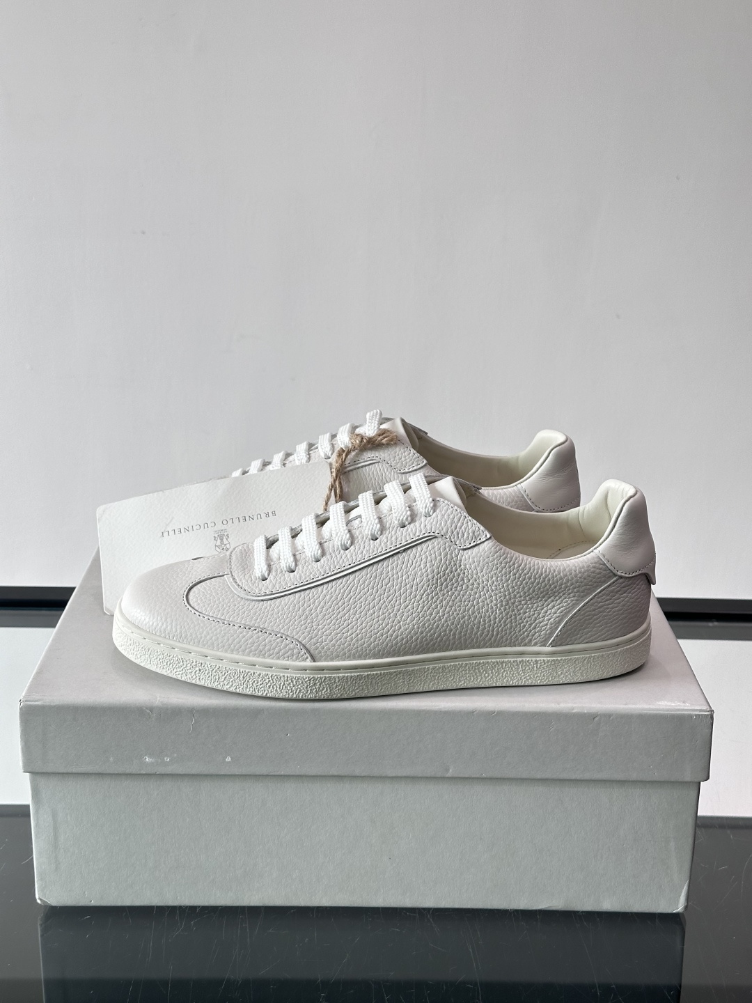 Brunello Cucinelli 老钱风意大利顶奢休闲男鞋，面料采用意大利进口牛皮。立体感和亲肤感十