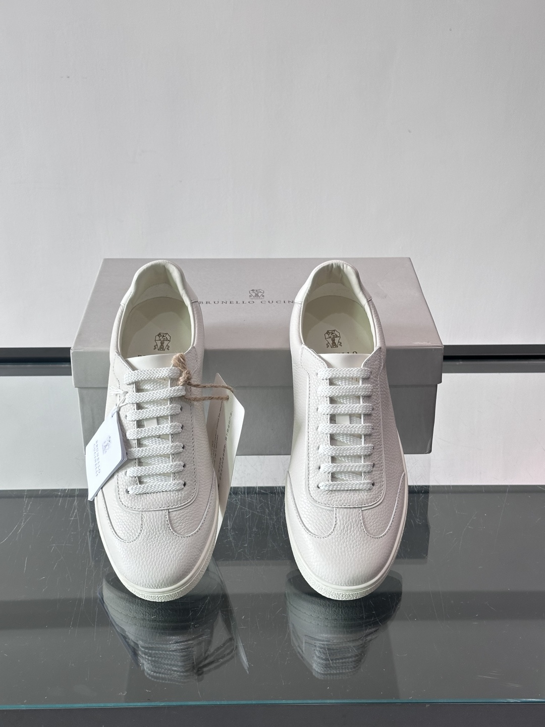 Brunello Cucinelli 老钱风意大利顶奢休闲男鞋，面料采用意大利进口牛皮。立体感和亲肤感十