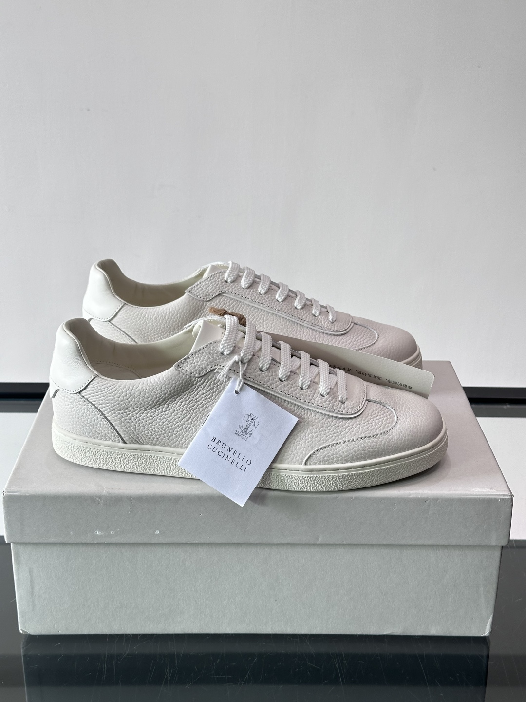 Brunello Cucinelli 老钱风意大利顶奢休闲男鞋，面料采用意大利进口牛皮。立体感和亲肤感十