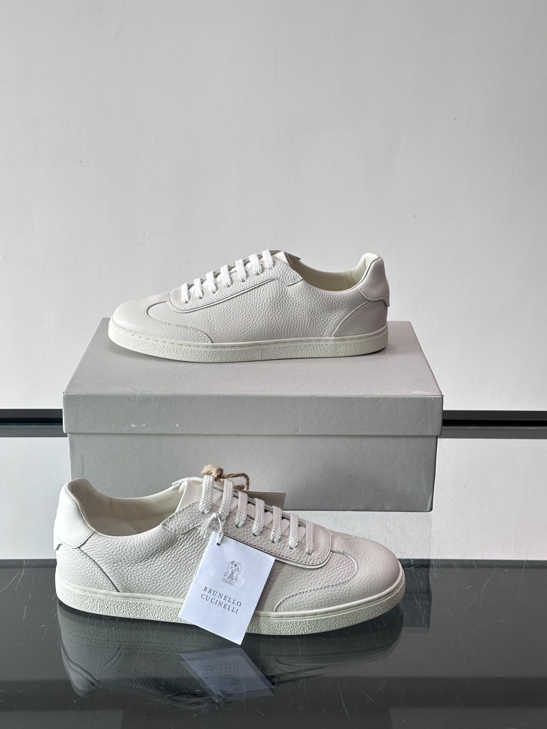 Brunello Cucinelli 老钱风意大利顶奢休闲男鞋，面料采用意大利进口牛皮。立体感和亲肤感十