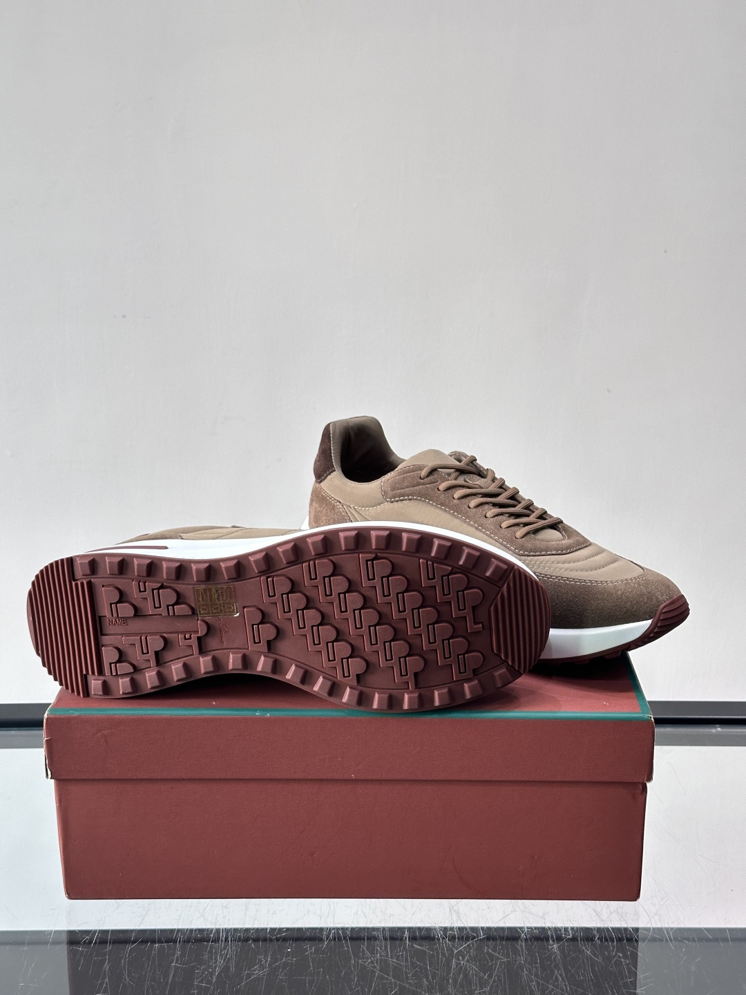 Loro Piana小众诺优翩雅经典款慢跑鞋，透气内里。情侣款系带休闲鞋运动鞋，高品质轻便舒适面料，户外