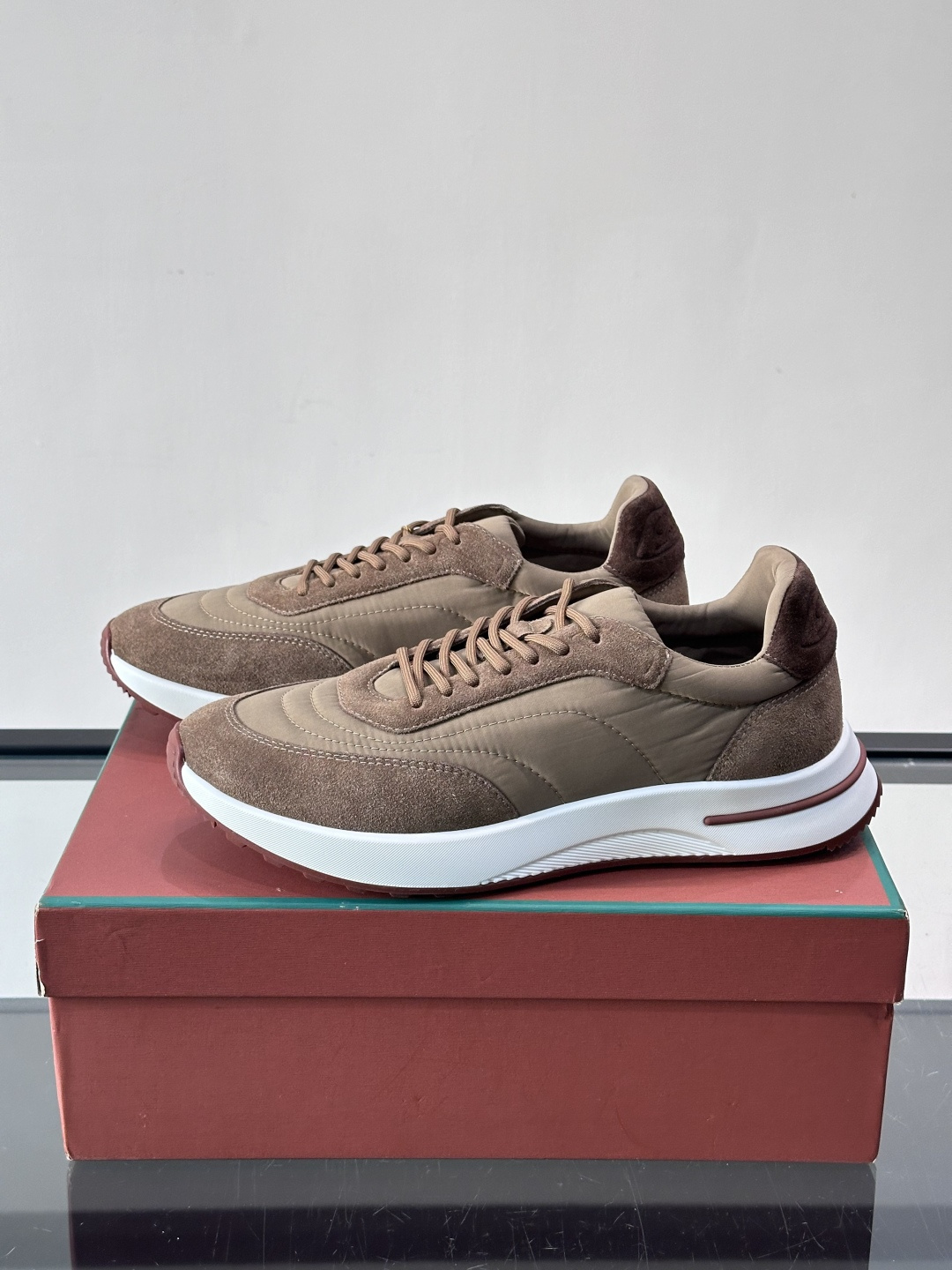 Loro Piana小众诺优翩雅经典款慢跑鞋，透气内里。情侣款系带休闲鞋运动鞋，高品质轻便舒适面料，户外