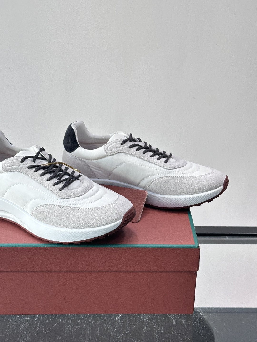 Loro Piana小众诺优翩雅经典款慢跑鞋，透气内里。情侣款系带休闲鞋运动鞋，高品质轻便舒适面料，户外