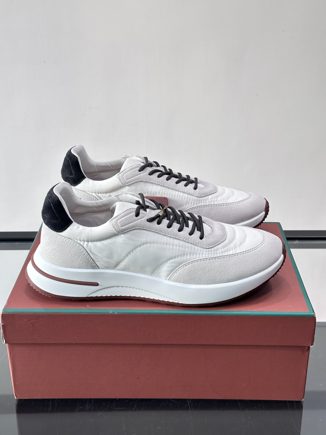 Loro Piana小众诺优翩雅经典款慢跑鞋，透气内里。情侣款系带休闲鞋运动鞋，高品质轻便舒适面料，户外