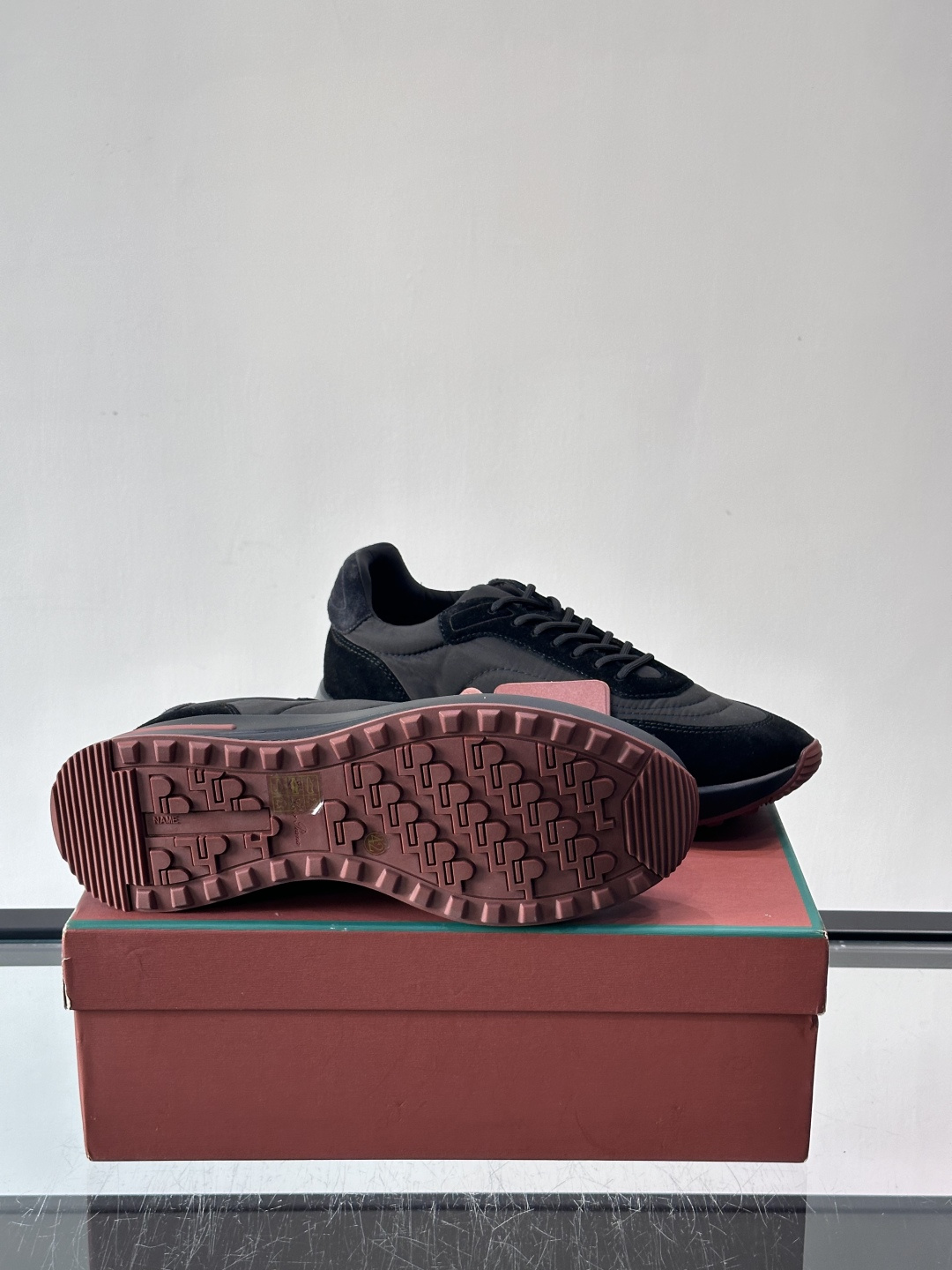 Loro Piana小众诺优翩雅经典款慢跑鞋，透气内里。情侣款系带休闲鞋运动鞋，高品质轻便舒适面料，户外