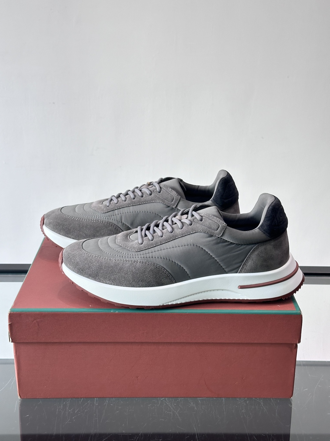 Loro Piana小众诺优翩雅经典款慢跑鞋，透气内里。情侣款系带休闲鞋运动鞋，高品质轻便舒适面料，户外