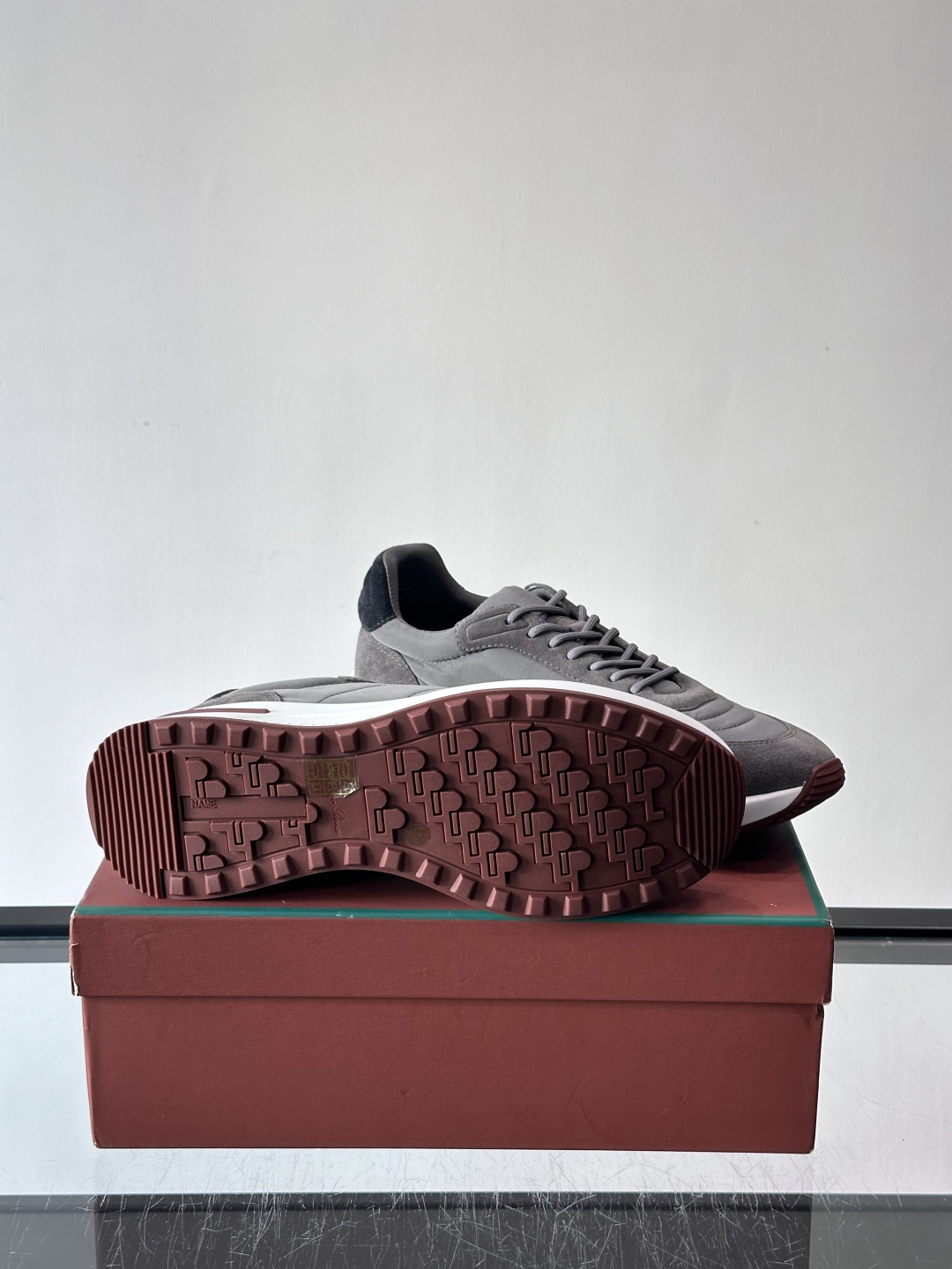 Loro Piana小众诺优翩雅经典款慢跑鞋，透气内里。情侣款系带休闲鞋运动鞋，高品质轻便舒适面料，户外