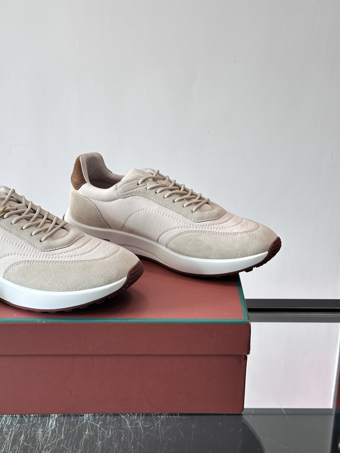 Loro Piana小众诺优翩雅经典款慢跑鞋，透气内里。情侣款系带休闲鞋运动鞋，高品质轻便舒适面料，户外