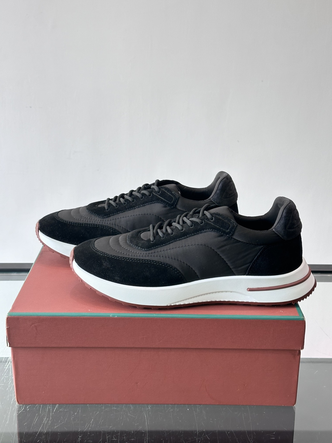 Loro Piana小众诺优翩雅经典款慢跑鞋，透气内里。情侣款系带休闲鞋运动鞋，高品质轻便舒适面料，户外