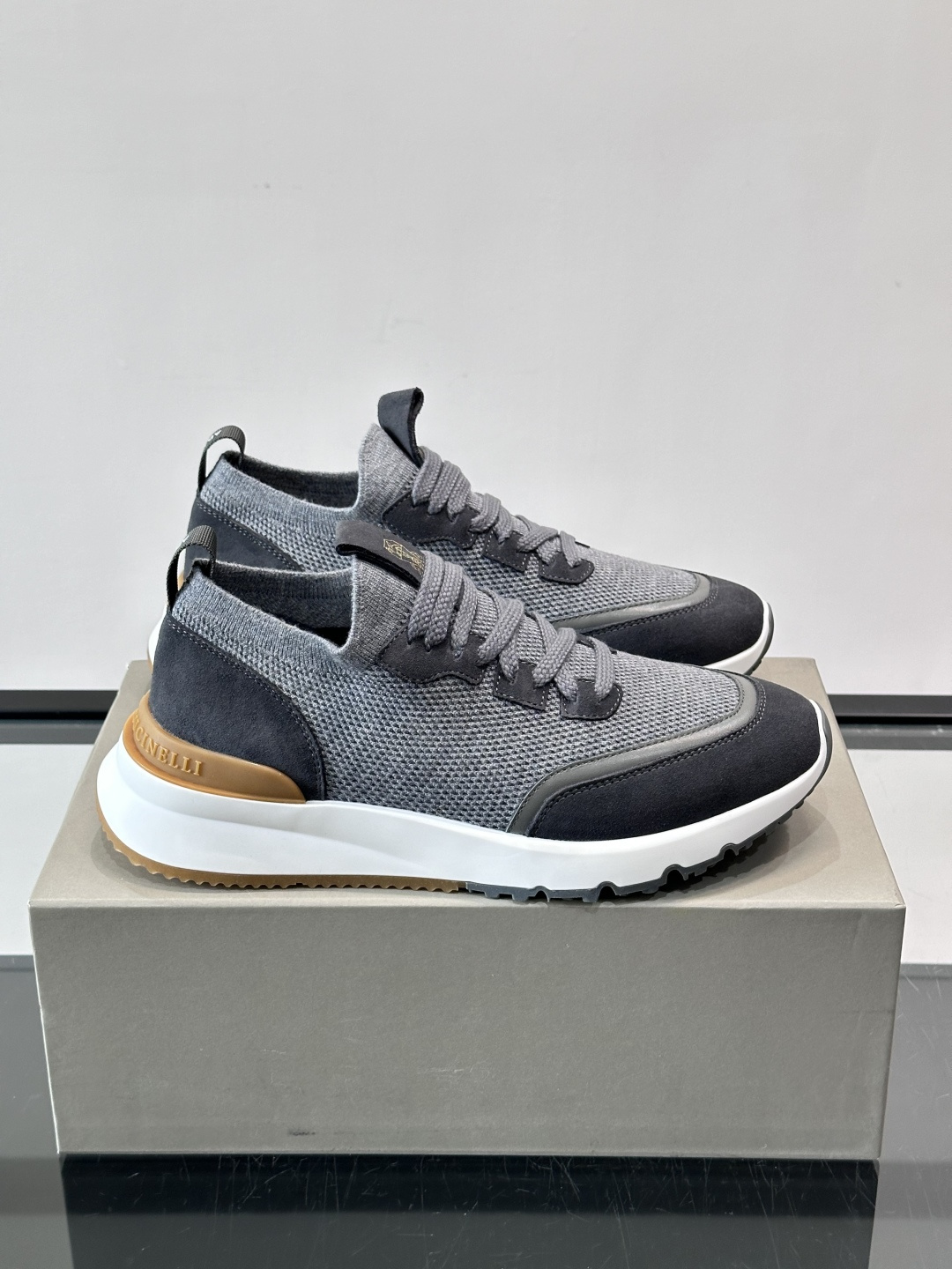 Brunello Cucinelli 新款拼色运动板男鞋 此款运动鞋面料采用进口飞织，春夏穿着舒适透气，