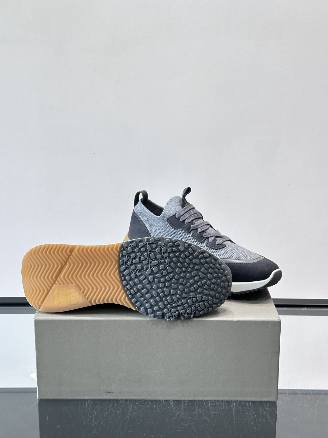 Brunello Cucinelli 新款拼色运动板男鞋 此款运动鞋面料采用进口飞织，春夏穿着舒适透气，