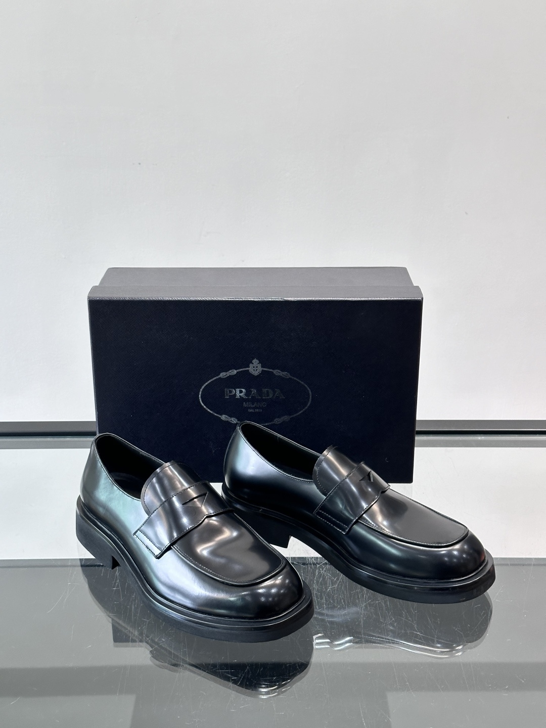 Prada男士德比皮鞋​​🖤这款男士德比皮鞋采用头层牛皮，鞋面光滑细腻，质感满分✨。厚底设计，增高又舒适