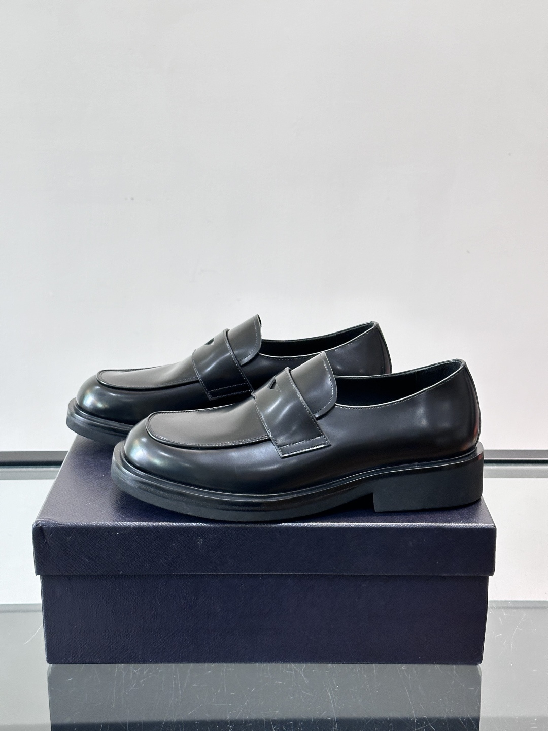 Prada男士德比皮鞋​​🖤这款男士德比皮鞋采用头层牛皮，鞋面光滑细腻，质感满分✨。厚底设计，增高又舒适