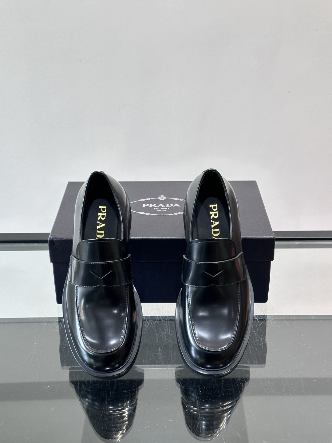 Prada男士德比皮鞋​​🖤这款男士德比皮鞋采用头层牛皮，鞋面光滑细腻，质感满分✨。厚底设计，增高又舒适