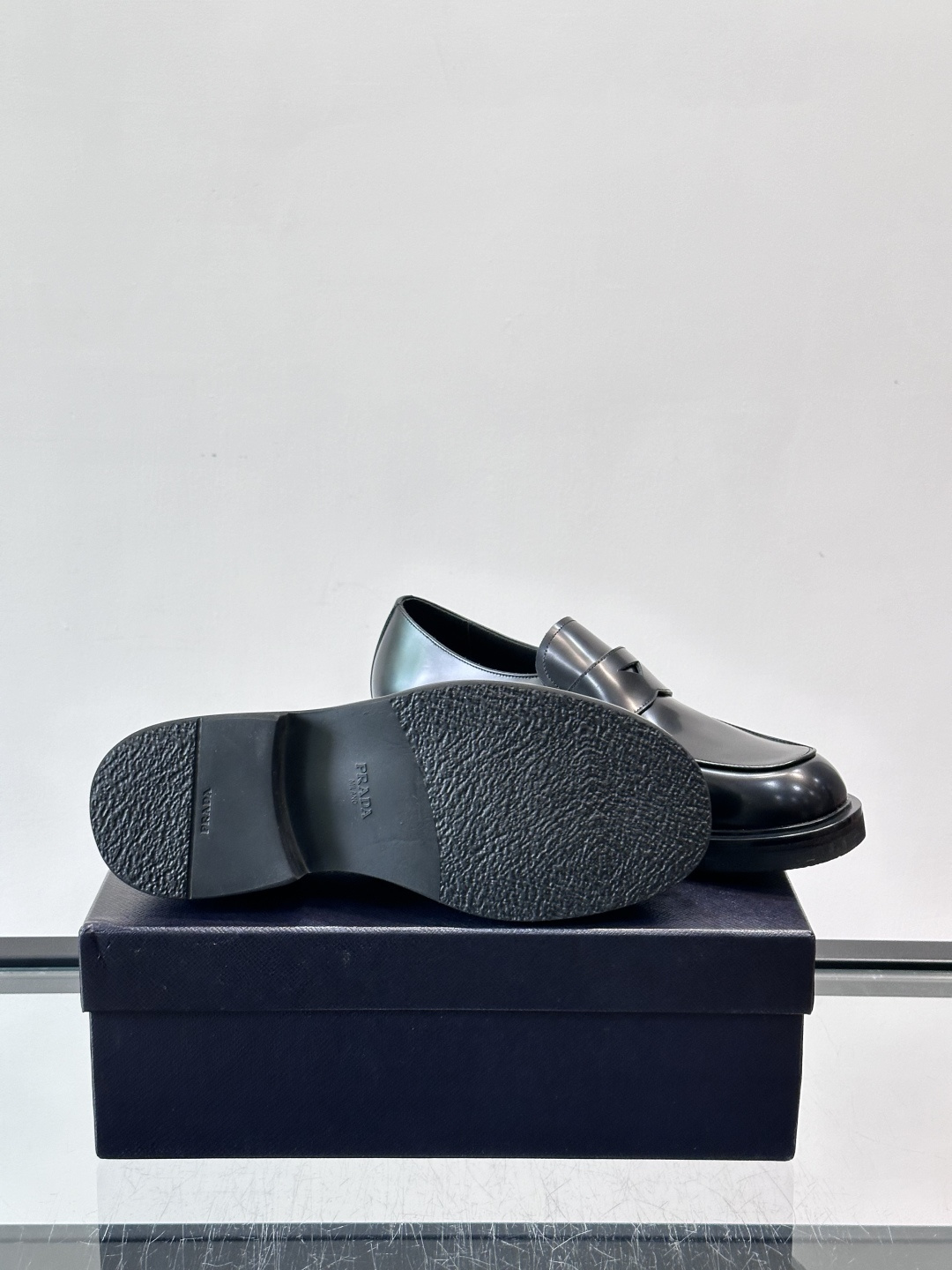 Prada男士德比皮鞋​​🖤这款男士德比皮鞋采用头层牛皮，鞋面光滑细腻，质感满分✨。厚底设计，增高又舒适