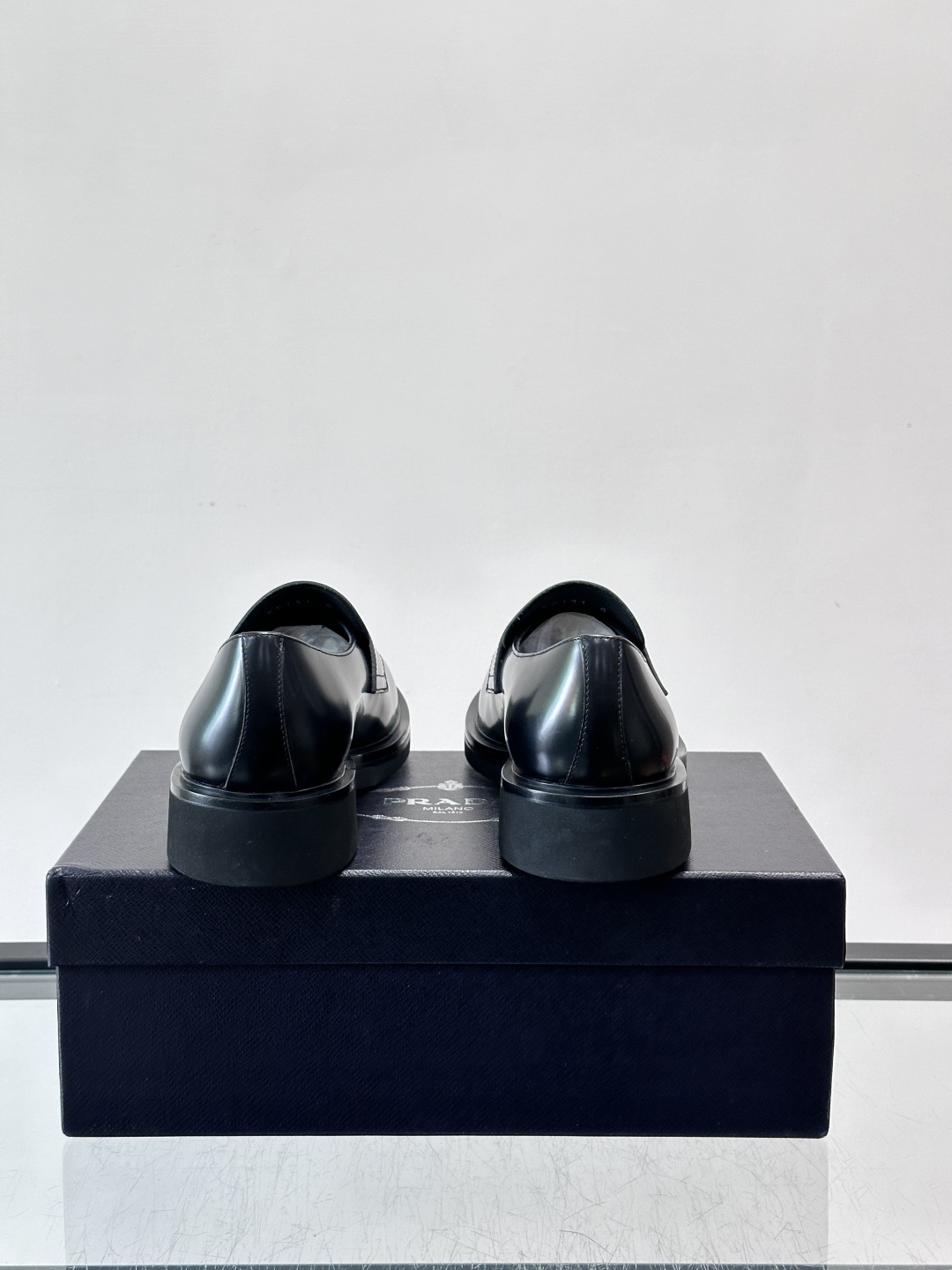 Prada男士德比皮鞋​​🖤这款男士德比皮鞋采用头层牛皮，鞋面光滑细腻，质感满分✨。厚底设计，增高又舒适