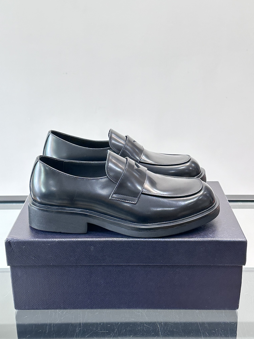 Prada男士德比皮鞋​​🖤这款男士德比皮鞋采用头层牛皮，鞋面光滑细腻，质感满分✨。厚底设计，增高又舒适