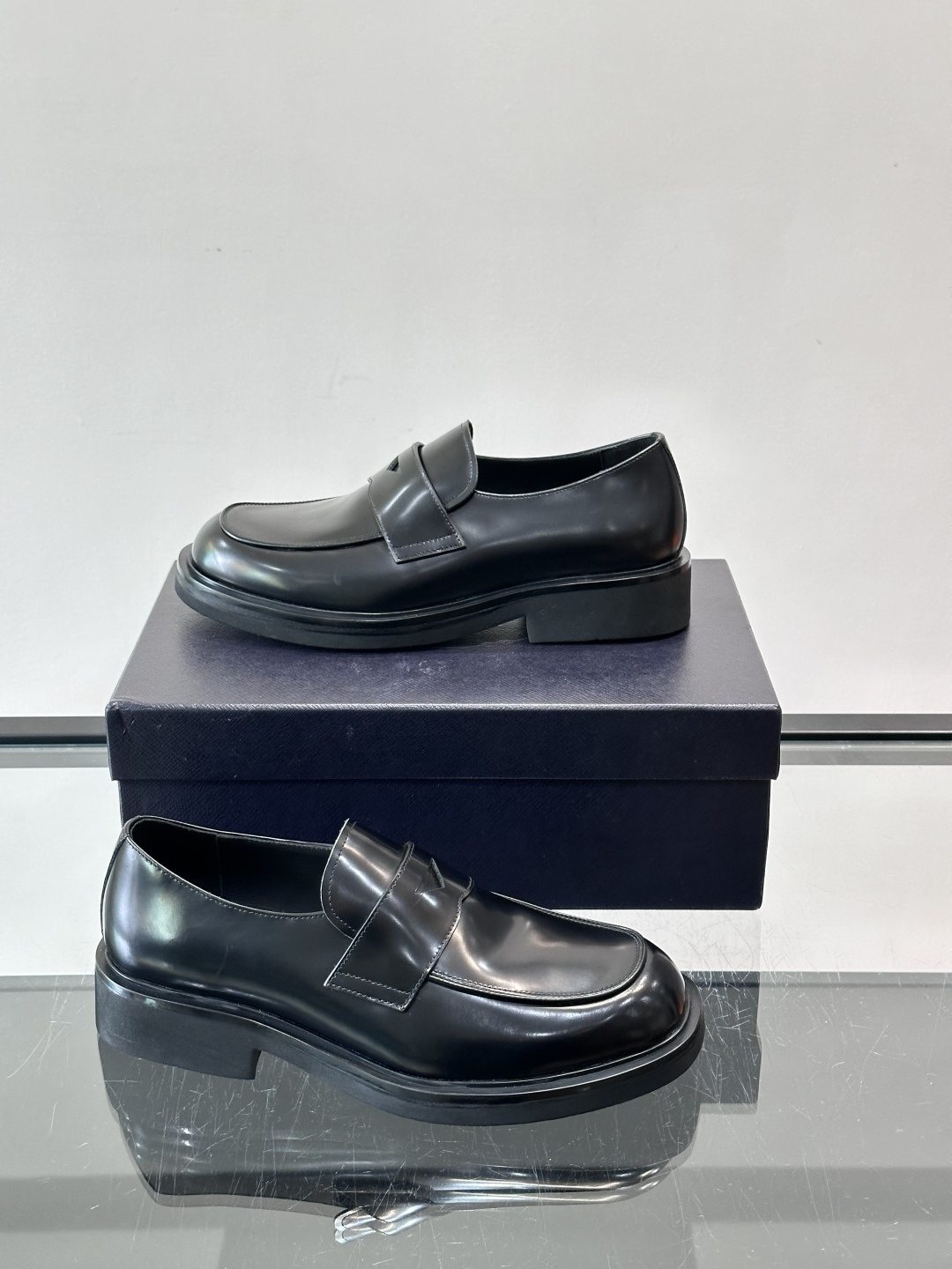 Prada男士德比皮鞋​​🖤这款男士德比皮鞋采用头层牛皮，鞋面光滑细腻，质感满分✨。厚底设计，增高又舒适