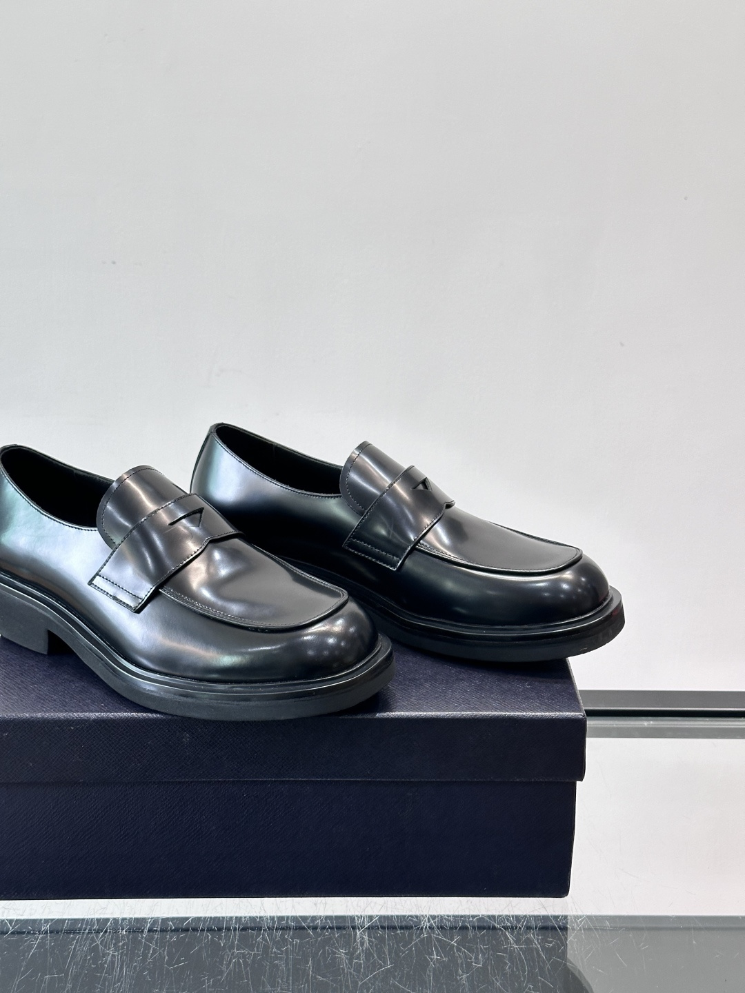 Prada男士德比皮鞋​​🖤这款男士德比皮鞋采用头层牛皮，鞋面光滑细腻，质感满分✨。厚底设计，增高又舒适