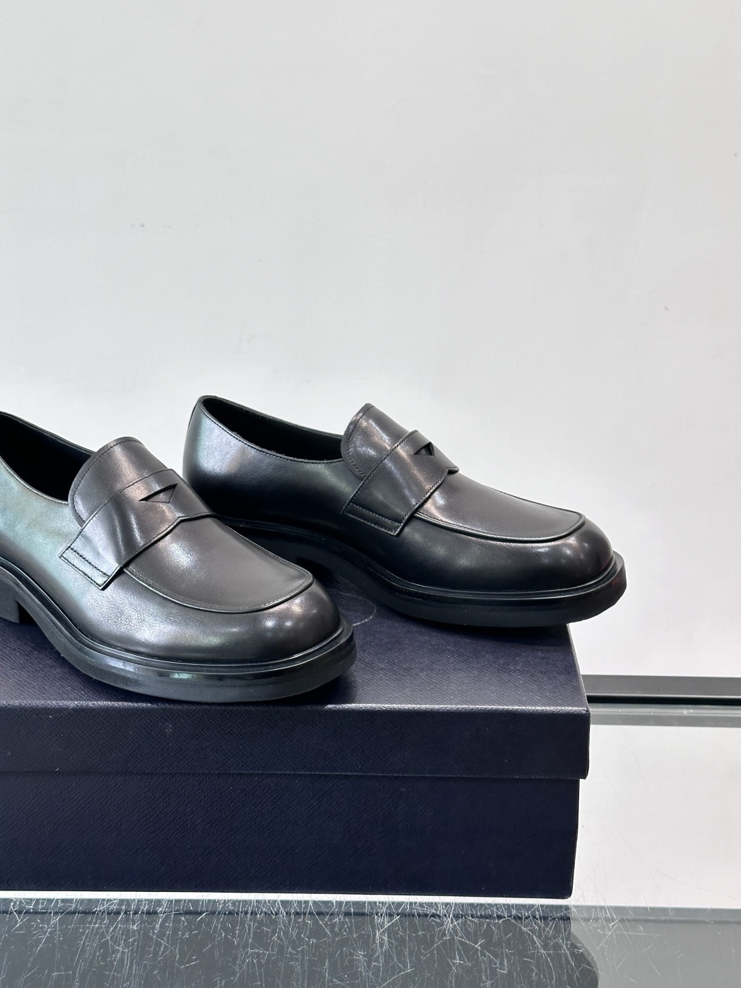 Prada男士德比皮鞋​​🖤这款男士德比皮鞋采用头层牛皮，鞋面光滑细腻，质感满分✨。厚底设计，增高又舒适