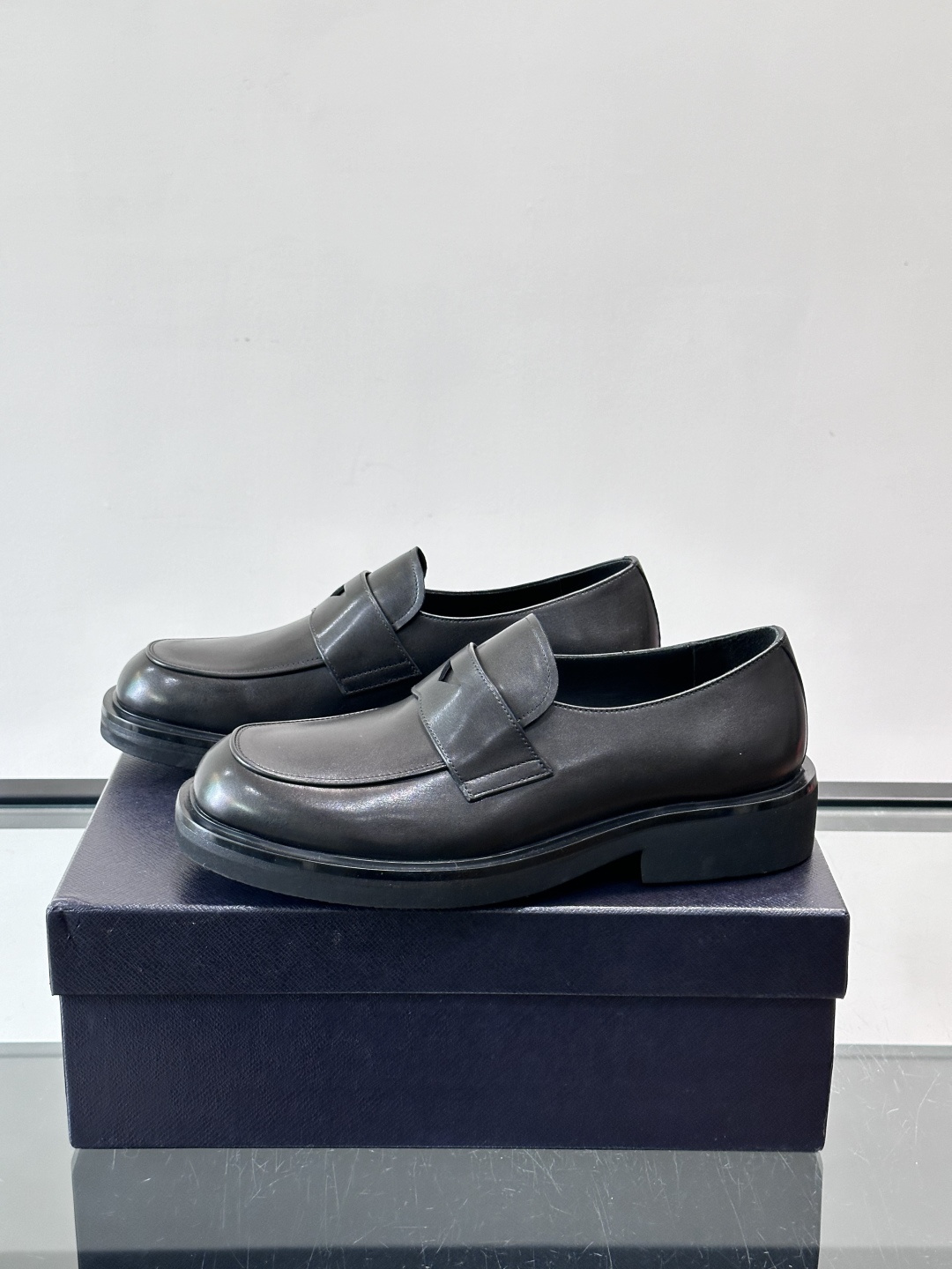 Prada男士德比皮鞋​​🖤这款男士德比皮鞋采用头层牛皮，鞋面光滑细腻，质感满分✨。厚底设计，增高又舒适