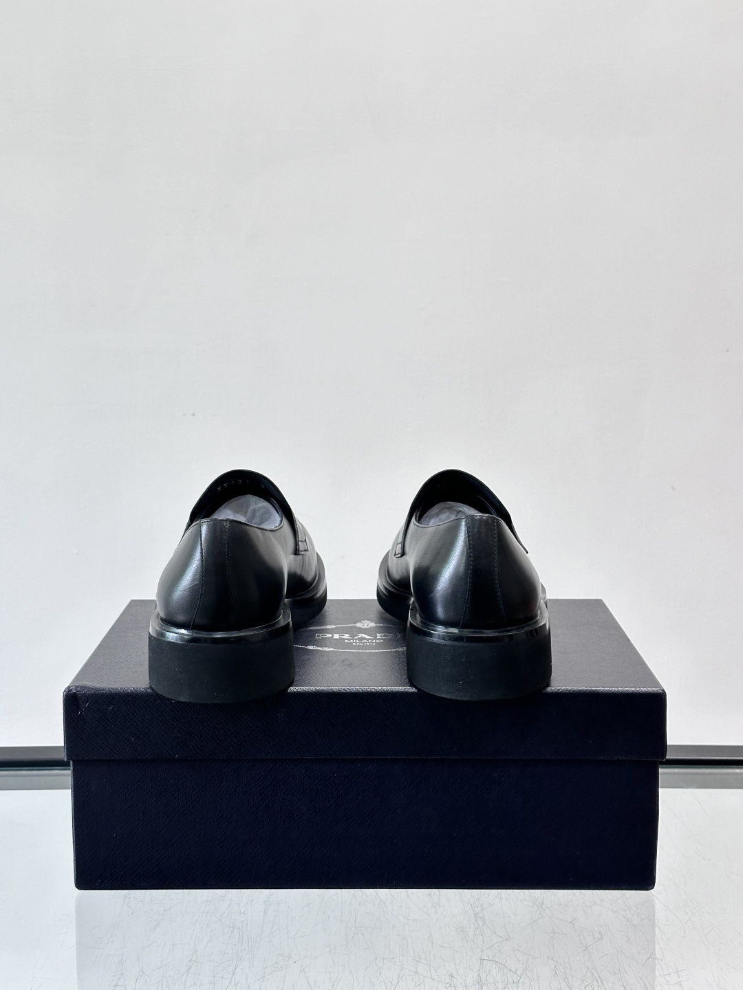 Prada男士德比皮鞋​​🖤这款男士德比皮鞋采用头层牛皮，鞋面光滑细腻，质感满分✨。厚底设计，增高又舒适
