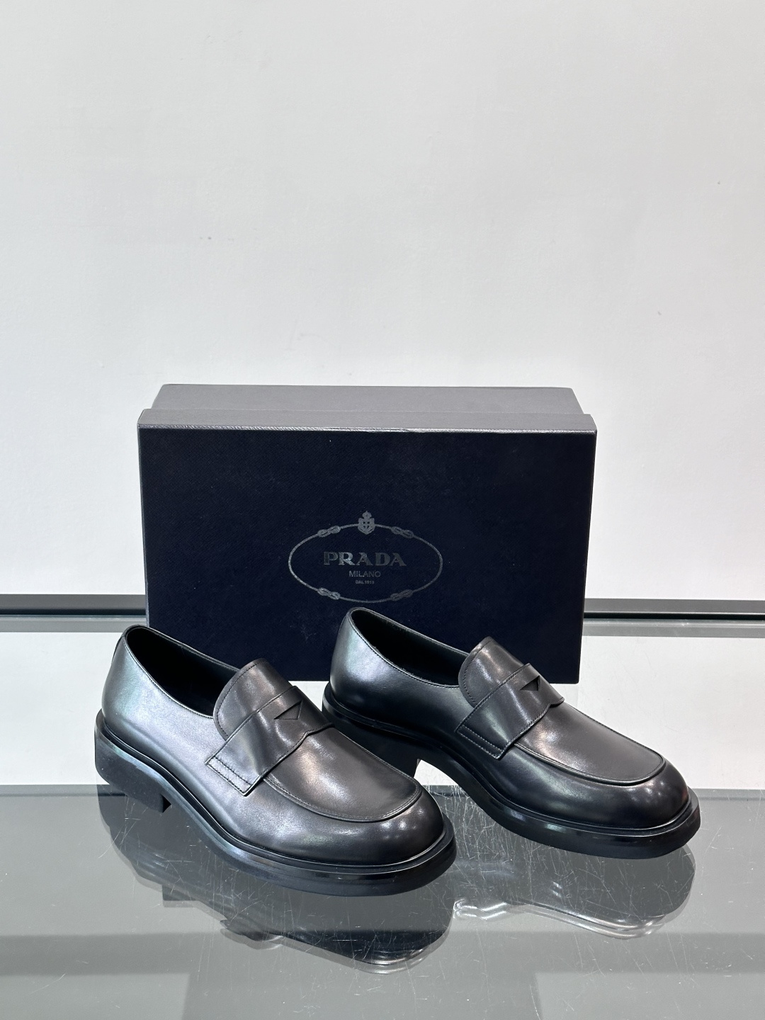 Prada男士德比皮鞋​​🖤这款男士德比皮鞋采用头层牛皮，鞋面光滑细腻，质感满分✨。厚底设计，增高又舒适