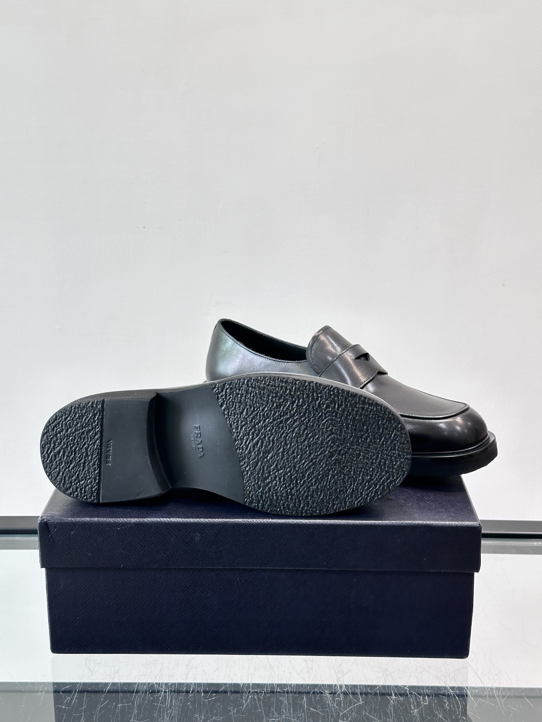 Prada男士德比皮鞋​​🖤这款男士德比皮鞋采用头层牛皮，鞋面光滑细腻，质感满分✨。厚底设计，增高又舒适