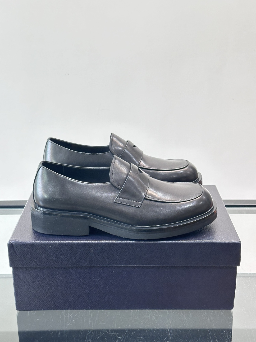 Prada男士德比皮鞋​​🖤这款男士德比皮鞋采用头层牛皮，鞋面光滑细腻，质感满分✨。厚底设计，增高又舒适