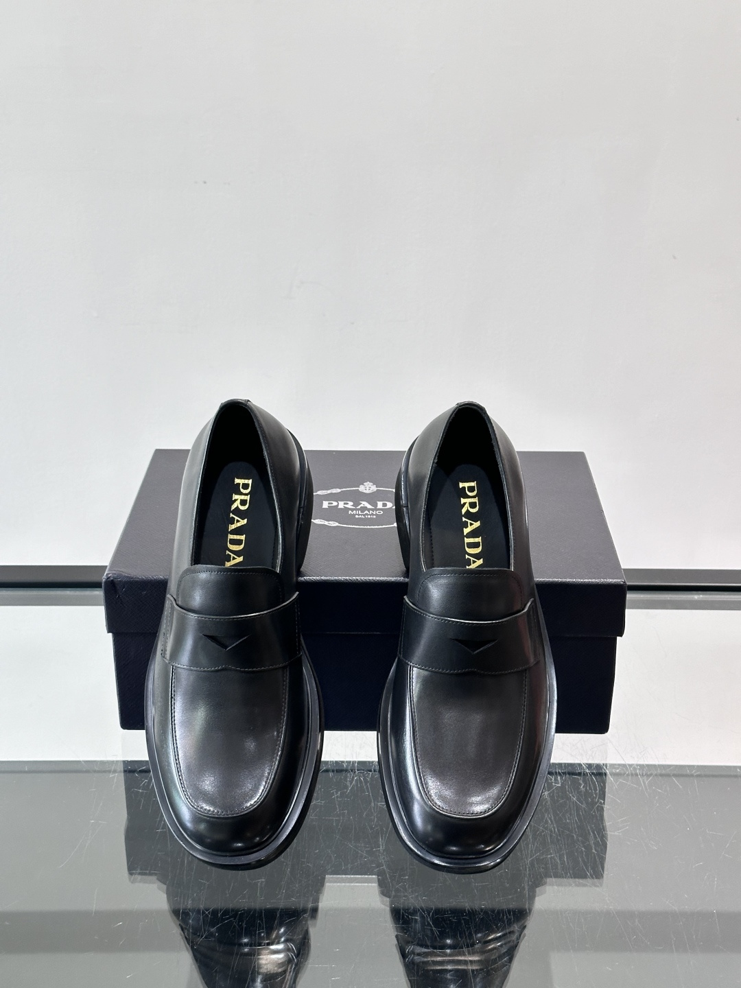 Prada男士德比皮鞋​​🖤这款男士德比皮鞋采用头层牛皮，鞋面光滑细腻，质感满分✨。厚底设计，增高又舒适