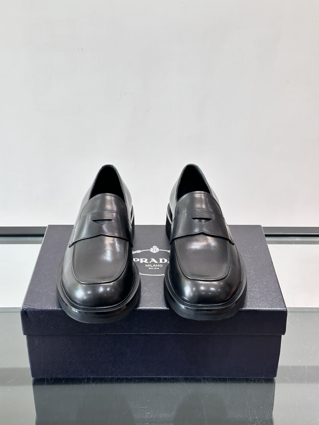 Prada男士德比皮鞋​​🖤这款男士德比皮鞋采用头层牛皮，鞋面光滑细腻，质感满分✨。厚底设计，增高又舒适
