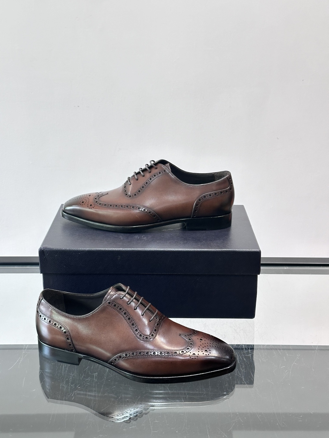 Prad*家新款🆕 男士休闲皮鞋✔️选用进口头层小牛皮材质，质感满满，挺括和圆形鞋头设计, 原版开模真皮