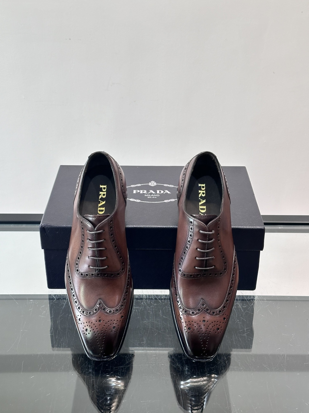 Prad*家新款🆕 男士休闲皮鞋✔️选用进口头层小牛皮材质，质感满满，挺括和圆形鞋头设计, 原版开模真皮