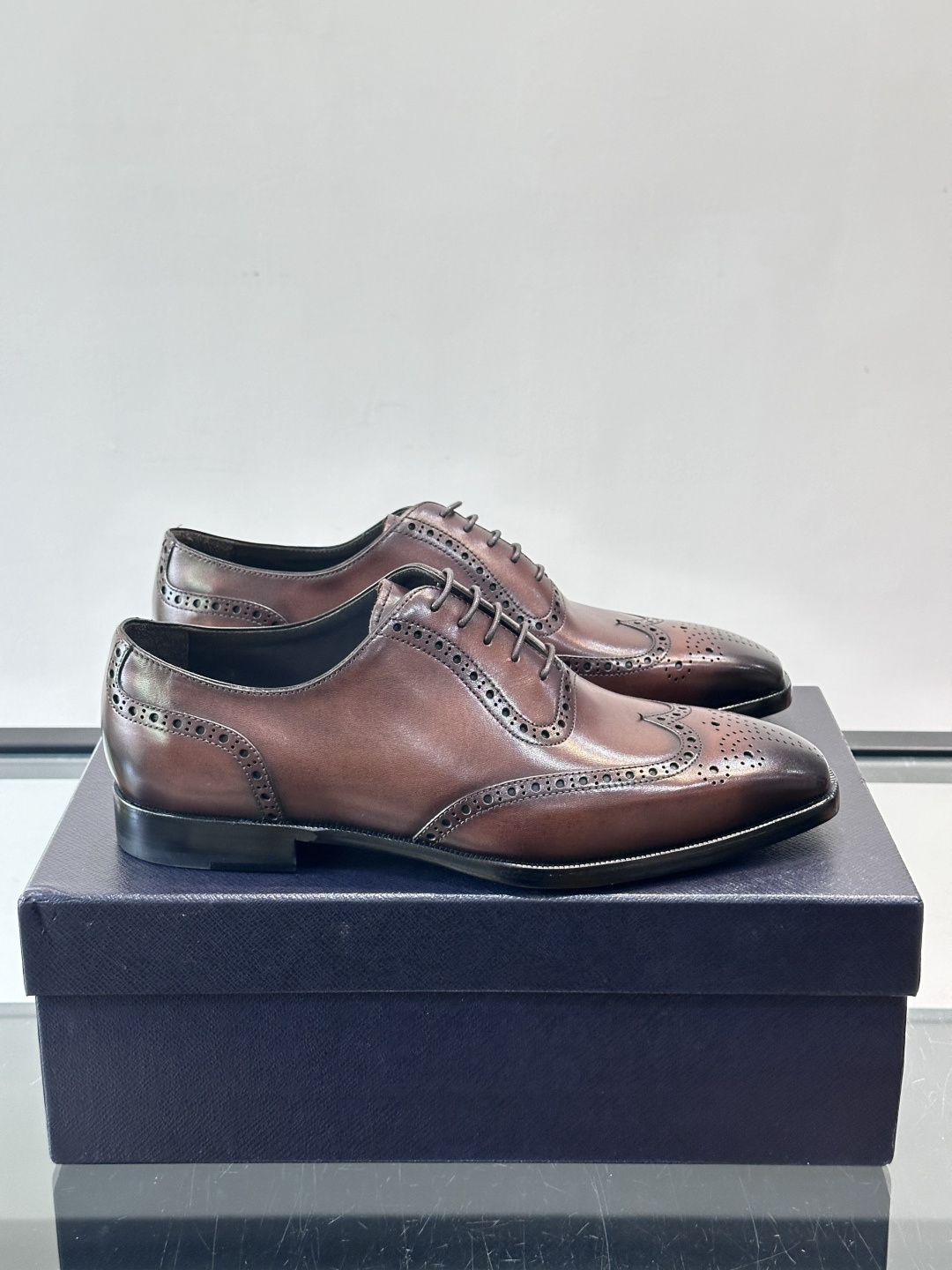 Prad*家新款🆕 男士休闲皮鞋✔️选用进口头层小牛皮材质，质感满满，挺括和圆形鞋头设计, 原版开模真皮