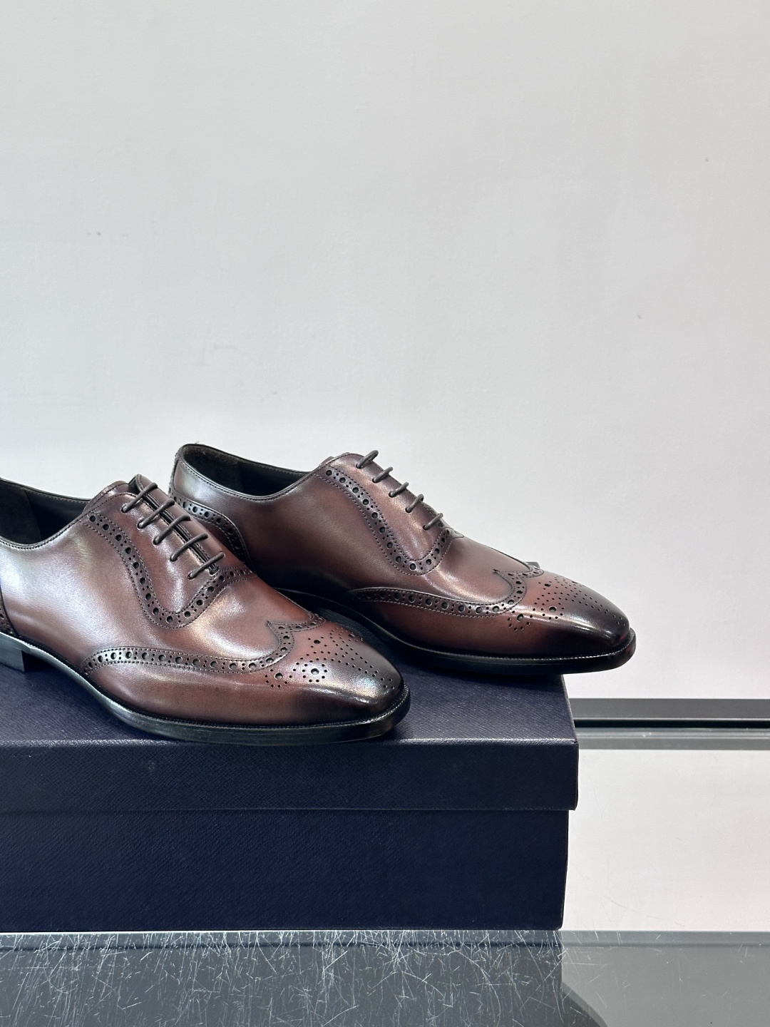 Prad*家新款🆕 男士休闲皮鞋✔️选用进口头层小牛皮材质，质感满满，挺括和圆形鞋头设计, 原版开模真皮