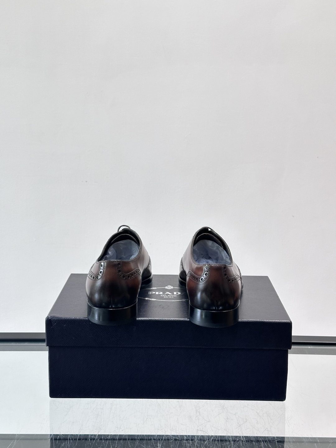 Prad*家新款🆕 男士休闲皮鞋✔️选用进口头层小牛皮材质，质感满满，挺括和圆形鞋头设计, 原版开模真皮