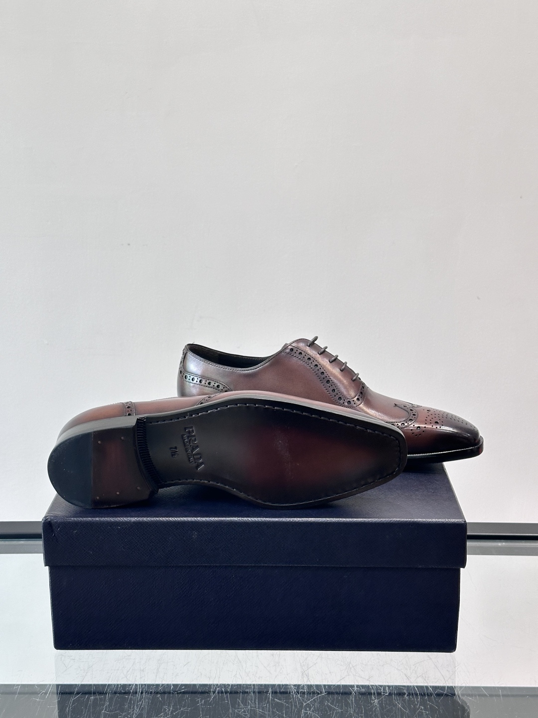 Prad*家新款🆕 男士休闲皮鞋✔️选用进口头层小牛皮材质，质感满满，挺括和圆形鞋头设计, 原版开模真皮