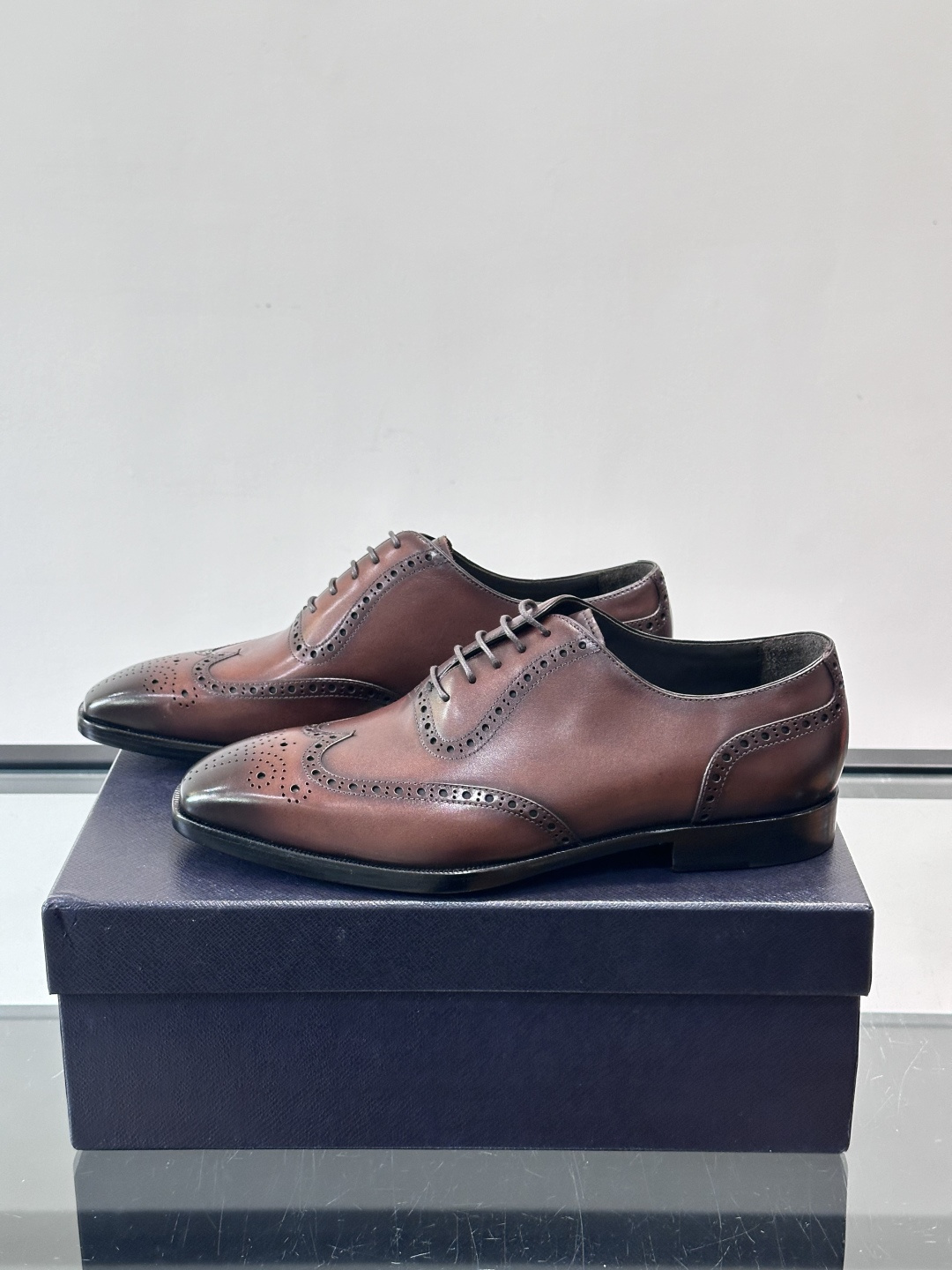 Prad*家新款🆕 男士休闲皮鞋✔️选用进口头层小牛皮材质，质感满满，挺括和圆形鞋头设计, 原版开模真皮