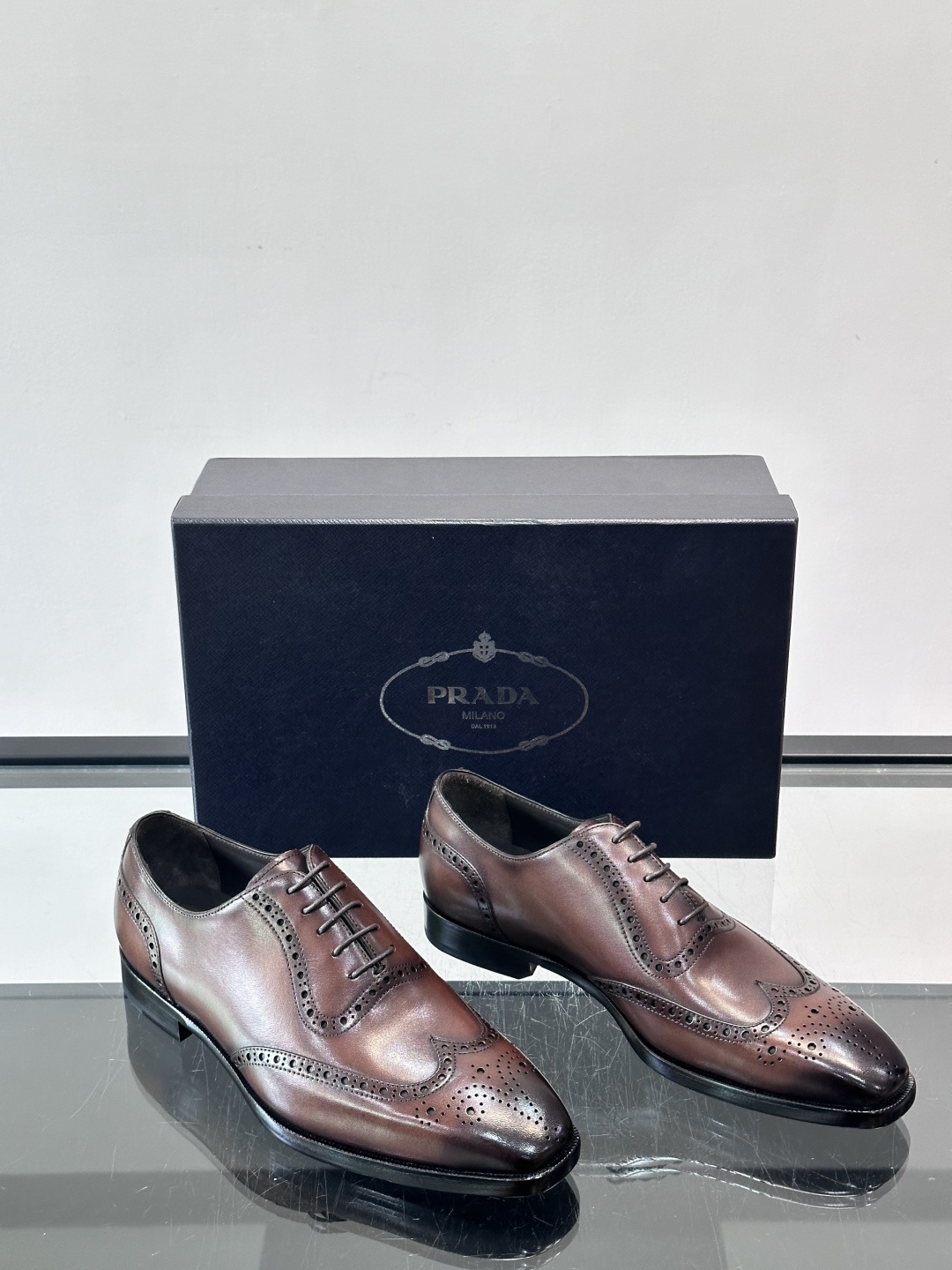Prad*家新款🆕 男士休闲皮鞋✔️选用进口头层小牛皮材质，质感满满，挺括和圆形鞋头设计, 原版开模真皮