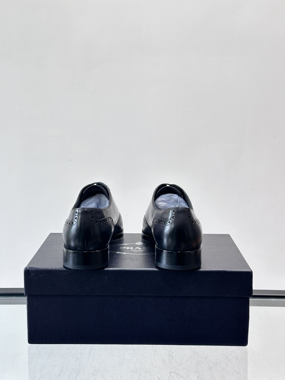 Prad*家新款🆕 男士休闲皮鞋✔️选用进口头层小牛皮材质，质感满满，挺括和圆形鞋头设计, 原版开模真皮