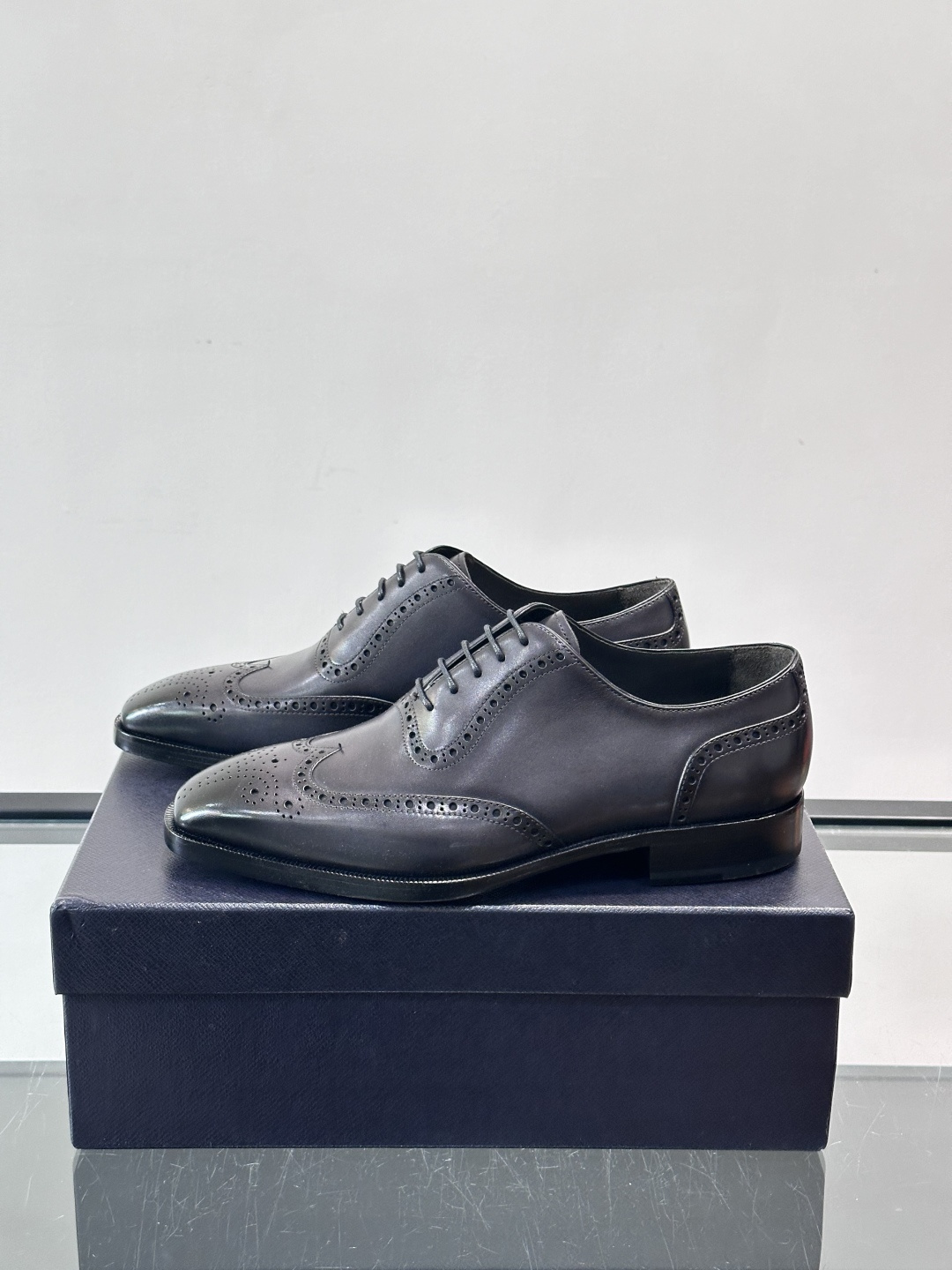 Prad*家新款🆕 男士休闲皮鞋✔️选用进口头层小牛皮材质，质感满满，挺括和圆形鞋头设计, 原版开模真皮