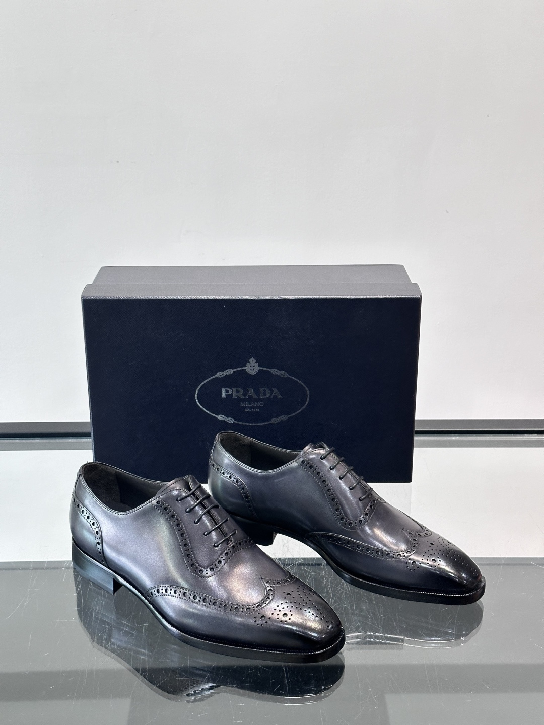 Prad*家新款🆕 男士休闲皮鞋✔️选用进口头层小牛皮材质，质感满满，挺括和圆形鞋头设计, 原版开模真皮