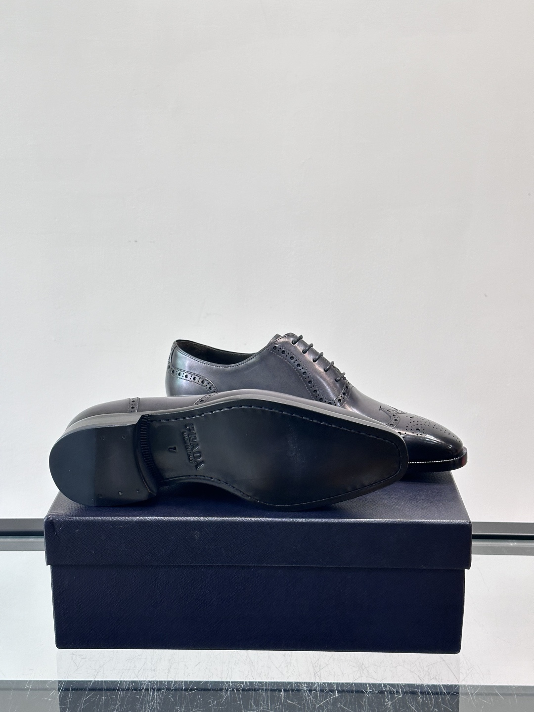 Prad*家新款🆕 男士休闲皮鞋✔️选用进口头层小牛皮材质，质感满满，挺括和圆形鞋头设计, 原版开模真皮