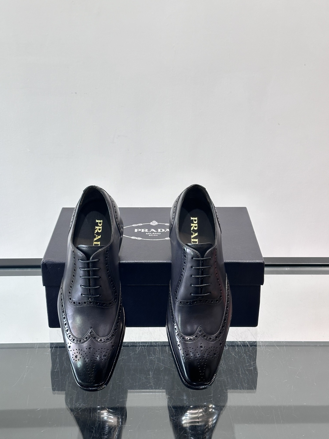 Prad*家新款🆕 男士休闲皮鞋✔️选用进口头层小牛皮材质，质感满满，挺括和圆形鞋头设计, 原版开模真皮